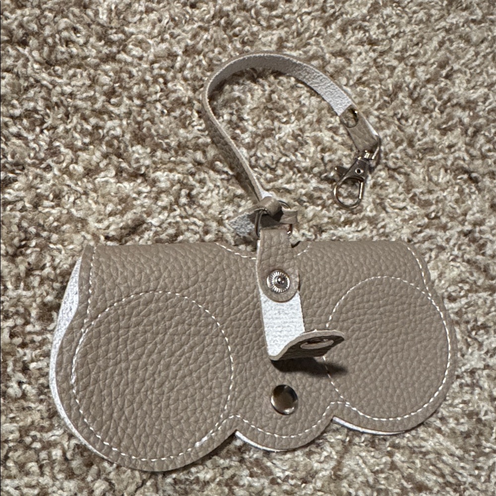 Eyeglass holder to clip to bag or belt - faux leather - super cute!! - Picture 3 of 6